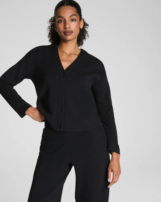 Spanx Air Essentials Cardigan
V-Neckline
Functional 3 Button-Up
Full Length
Long Sleeves
Air Essentials Material
Relaxed Fit
Color: Black